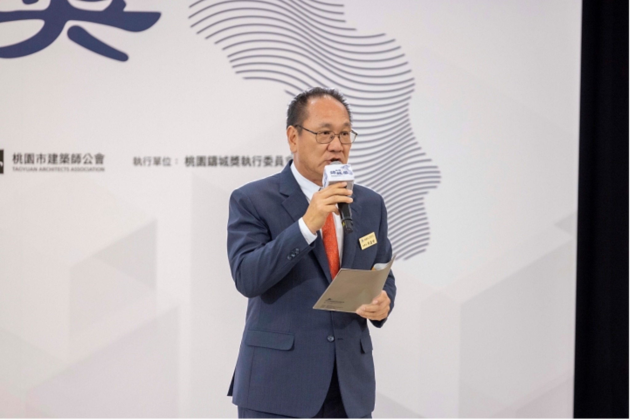 歷經二年的醞釀期，桃園市不動產建築開發商業同業公會理事長周鑫世特別感謝各界的支持，讓桃園鑄城獎圓滿啟動。